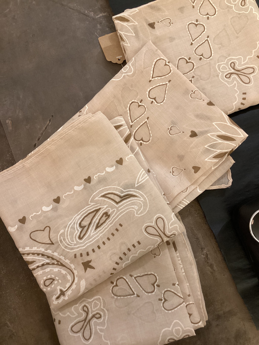 Tuch mit Muster beige