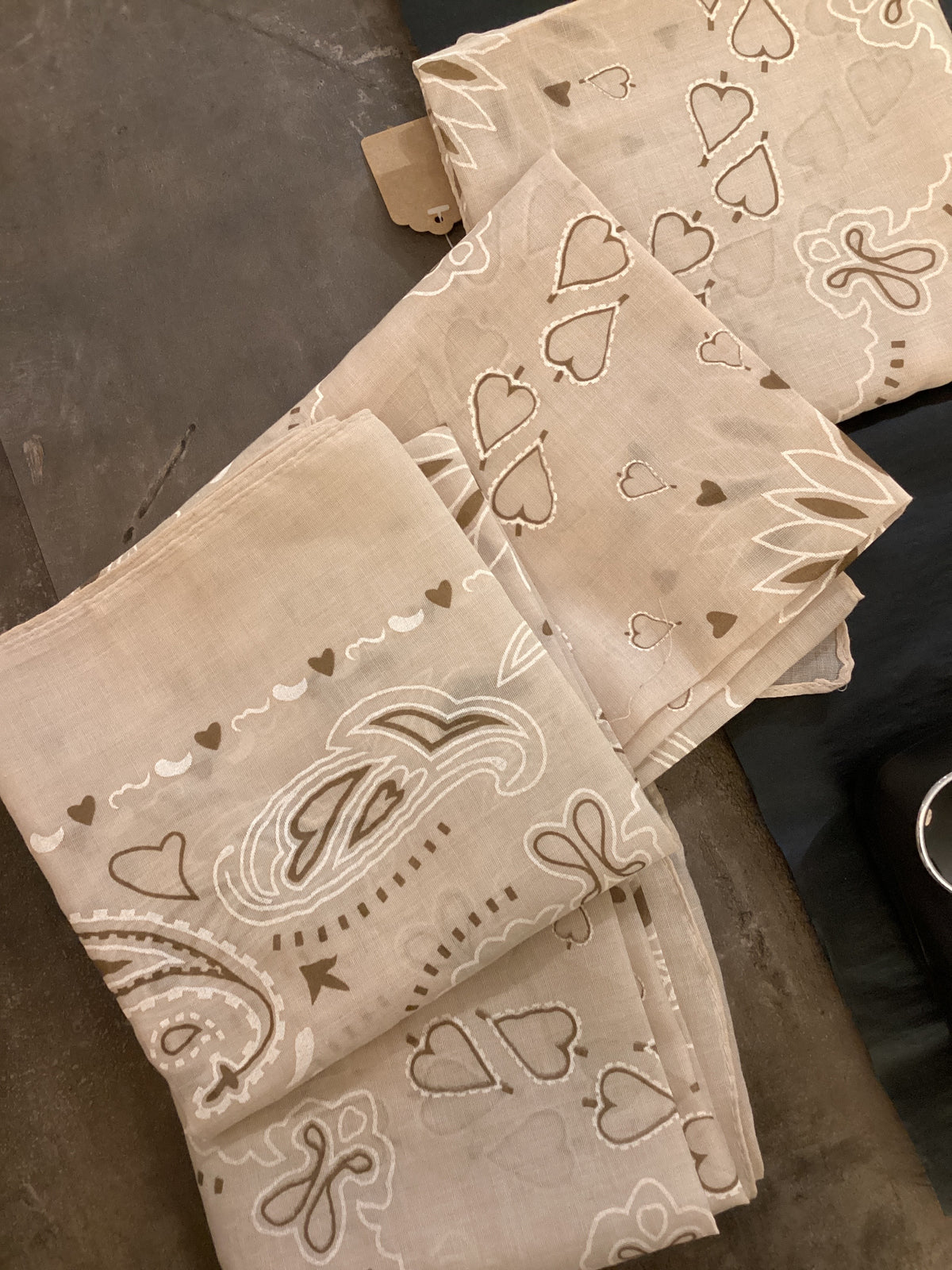 Tuch mit Muster beige