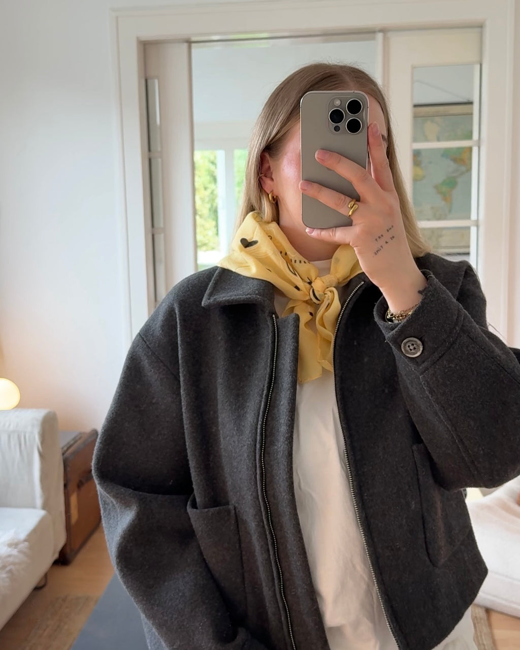 Tuch mit Muster gelb