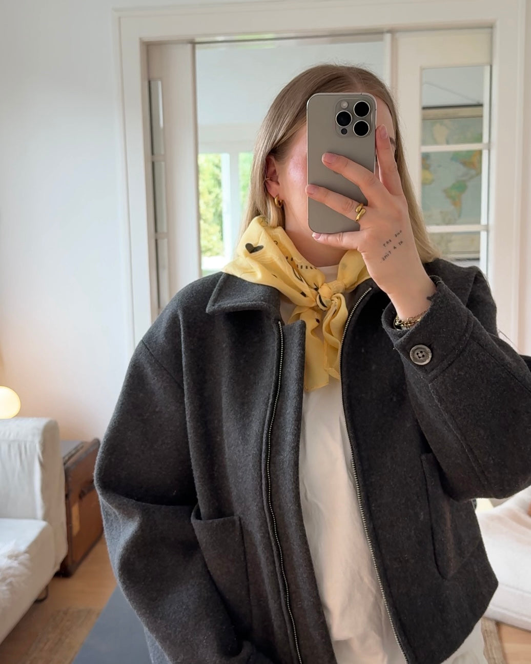 Tuch mit Muster gelb